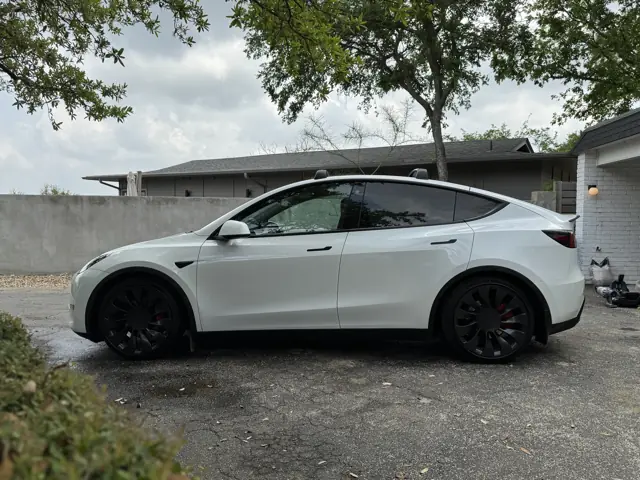 All-electric SUV: Side profile, driver side
