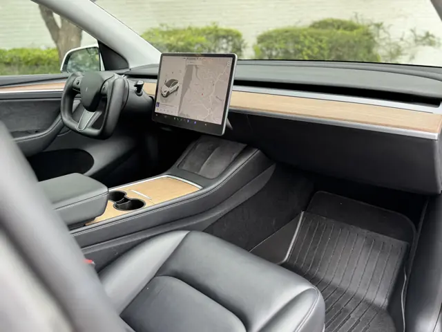 All-electric SUV: Dashboard and center screen