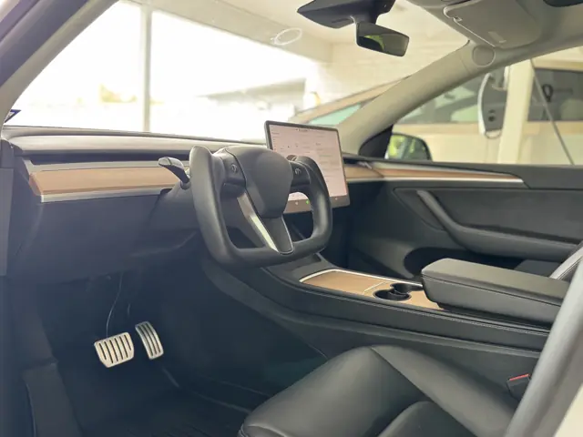 All-electric SUV: Cockpit and steering
