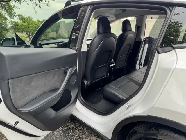All-electric SUV: Rear doors and seating