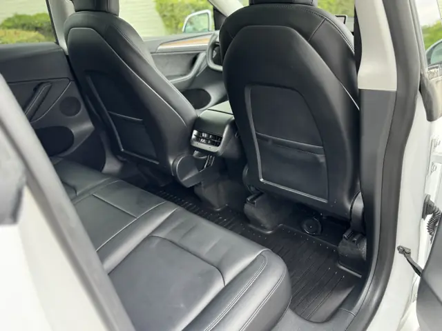 All-electric SUV: Rear seats