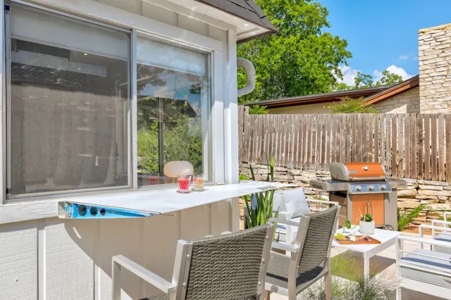 Aviator's Suite, Lakeway, TX vacation rental: Enjoy a drink in our custom Airplane wing outdoor bar table.