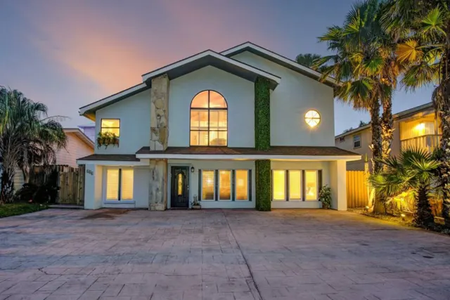 The Self-Sustainable Beach House, South Padre Island, TX vacation rental: Driveway, Fits 10 Vehicles