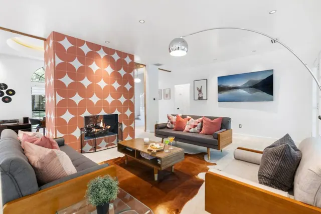 The Woodlands, The Woodlands, TX vacation rental: Unique Living Room and 50's Vibes