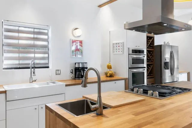 The Woodlands, The Woodlands, TX vacation rental: 2 kitchen sinks
