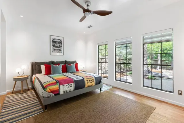 The Woodlands, The Woodlands, TX vacation rental: Master Bedroom with Heated Blanket in winter season
