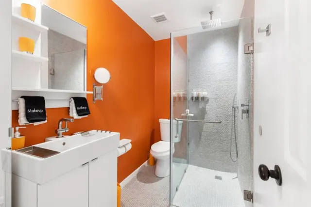 The Woodlands, The Woodlands, TX vacation rental: Upstairs Orange bathroom, vintage private and modern