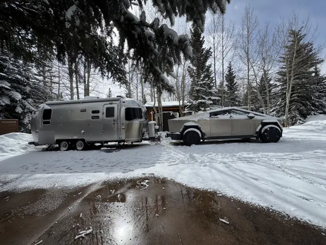 Travel trailer: Trailer and pickup in the snow