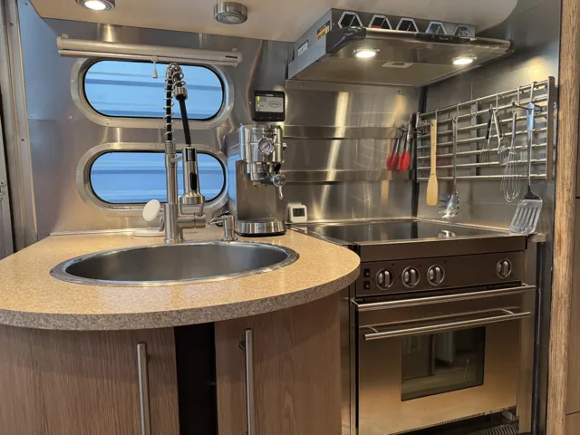 Travel trailer: Galley kitchen with oven and induction cooktop